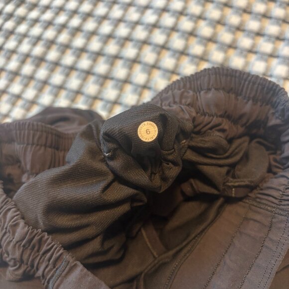 Lululemon Hotty Hot Shorts Black Mid Rise 4 inch - Picture 3 of 3